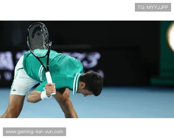 网球男神摔拍引争议!粉丝吵成一团